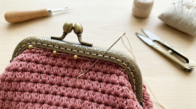 Pochette con clic clac: come inserire il tessuto senza usare la colla